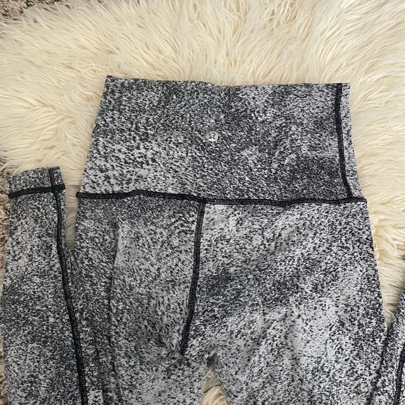 LULULEMON WUNDER UNDER GREY SPECKLES LEGGINGS SIZE 4 28” INSEAM RARE PATTERN - Picture 3 of 4